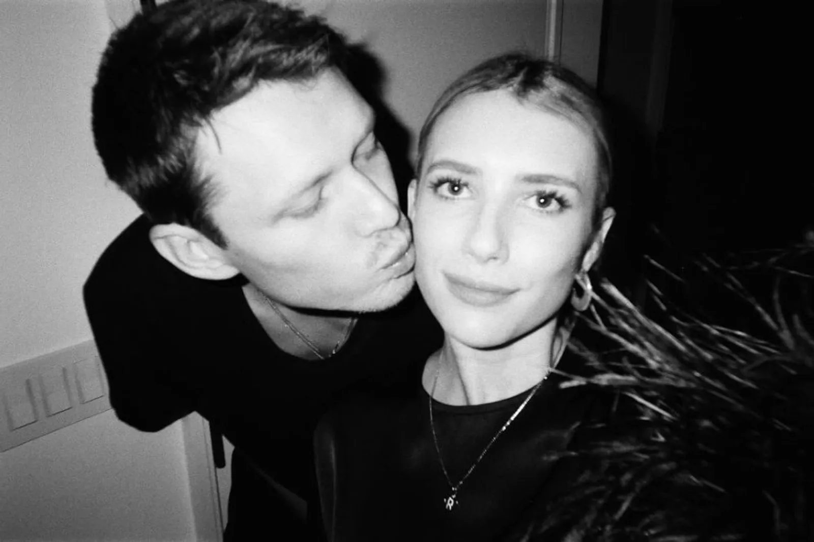 Dua Tahun Pacaran, Emma Roberts dan Cody John Tunangan