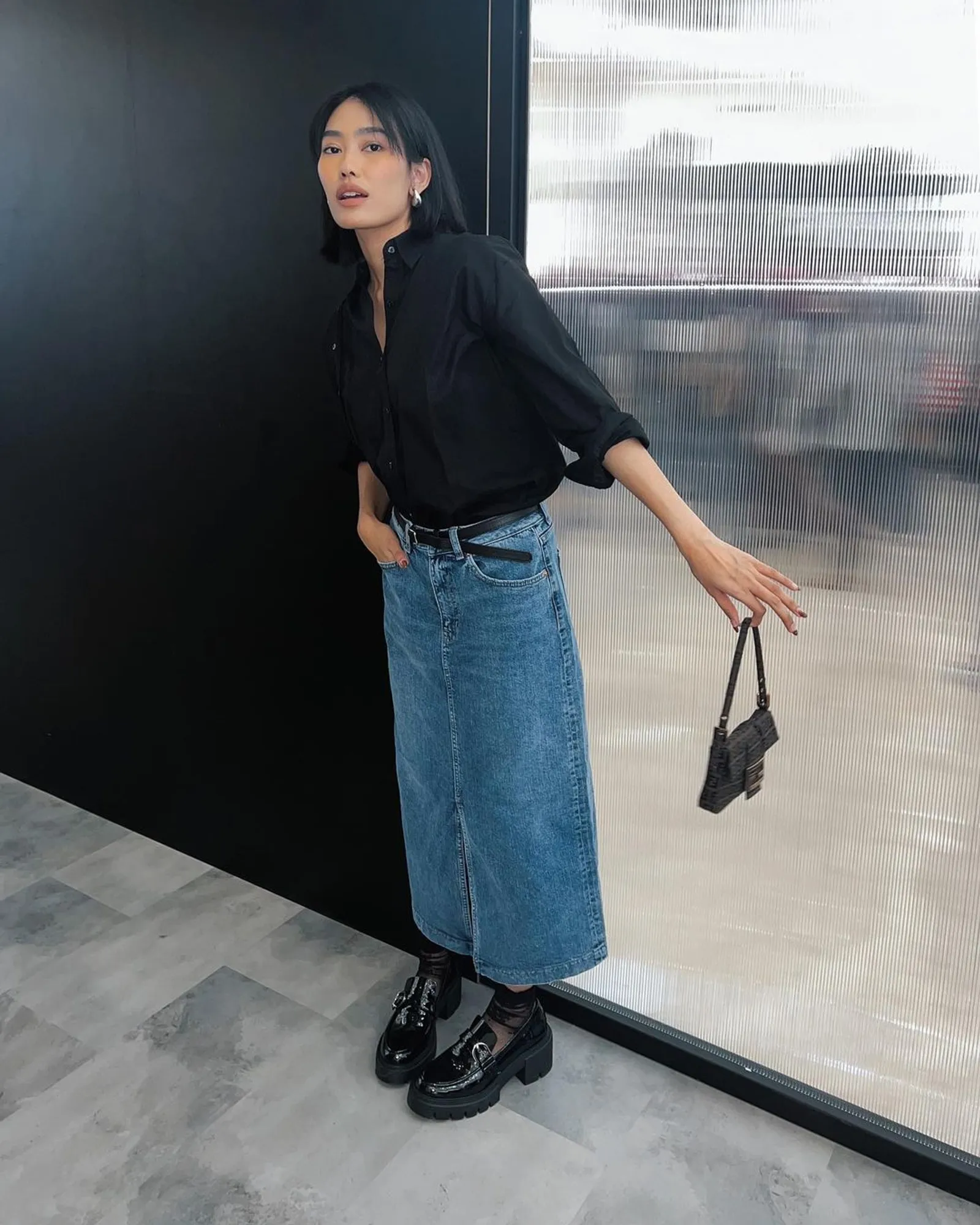 7 OOTD Rok Jeans Non Hijab Modis yang Effortless