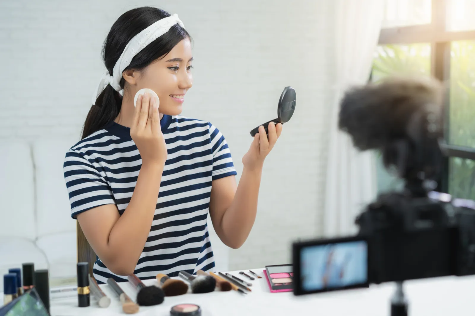 11 Urutan Makeup yang Benar agar Tahan Lama, Bye-Bye Touch Up!