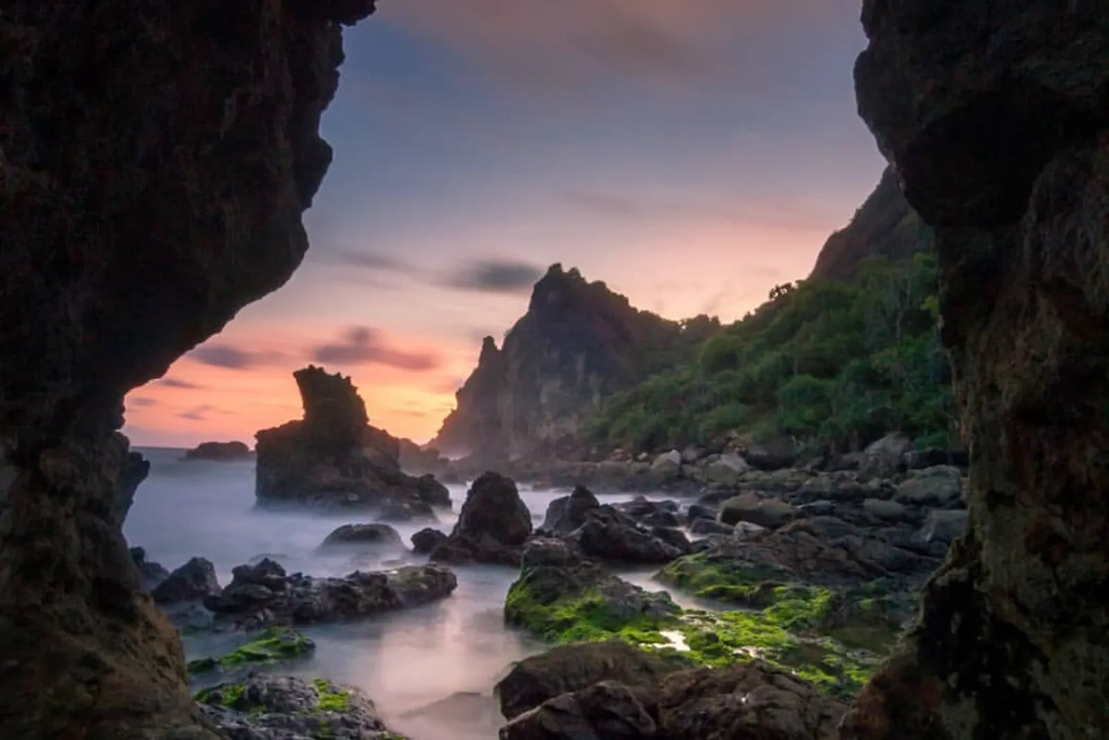 Pantai Watu Lumbung: Lokasi, Harga Tiket, Sejarah, dan Aktivitas Seru