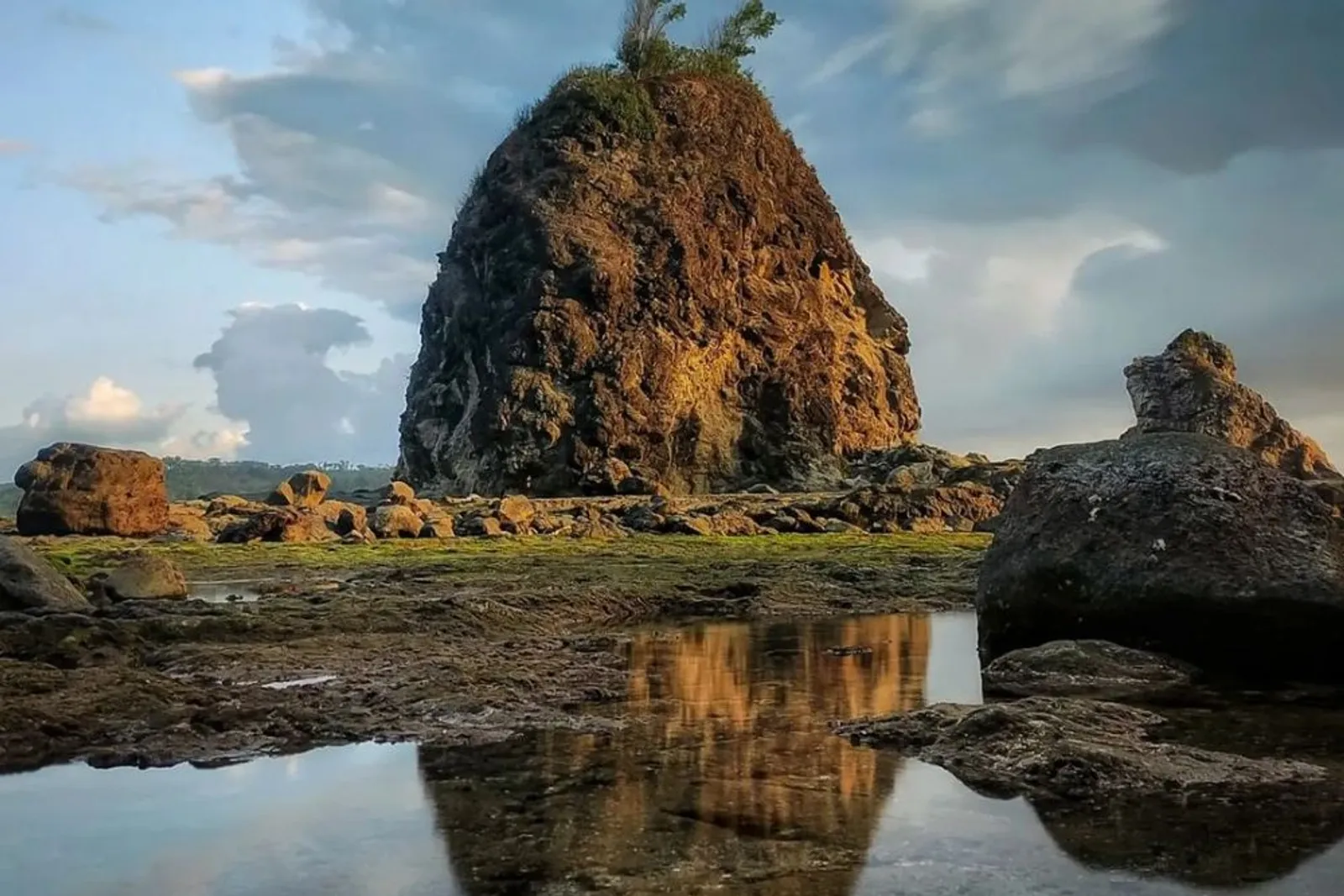 Pantai Watu Lumbung: Lokasi, Harga Tiket, Sejarah, dan Aktivitas Seru