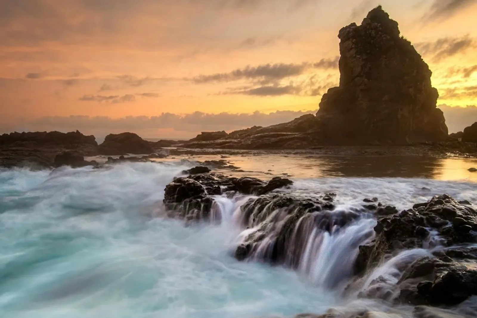 Pantai Watu Lumbung: Lokasi, Harga Tiket, Sejarah, dan Aktivitas Seru