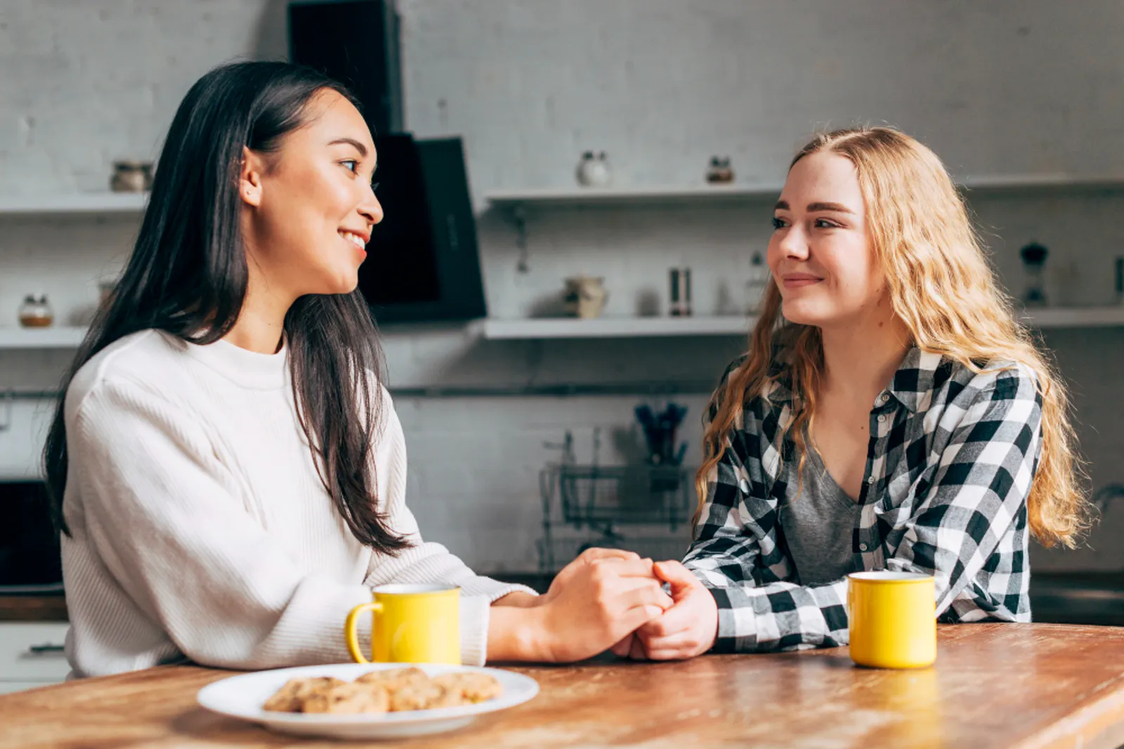 Bukan dengan Materi, Ini 8 Cara Bahagia bareng Teman