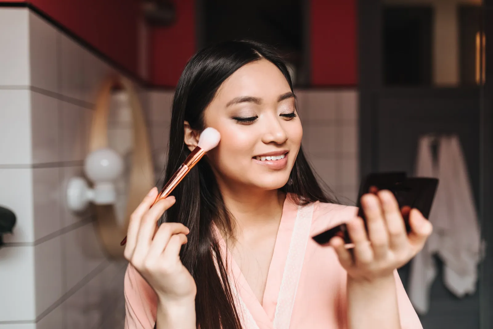 11 Urutan Makeup yang Benar agar Tahan Lama, Bye-Bye Touch Up!