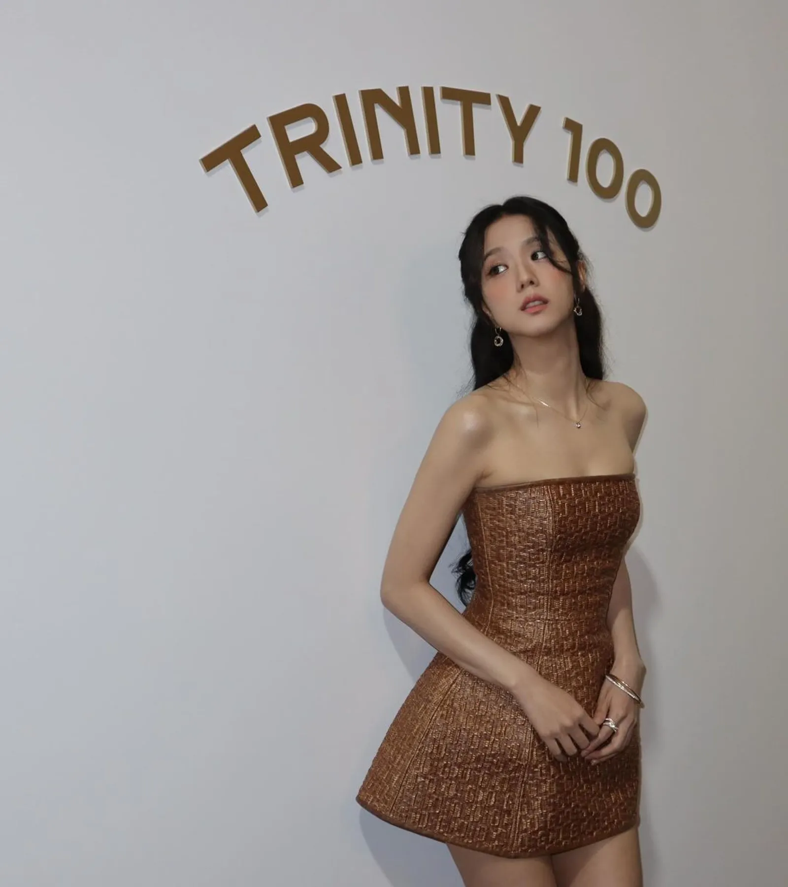 Gaya Mewah Jisoo BLACKPINK Pakai Dress Mini di Cartier 100 Trinity