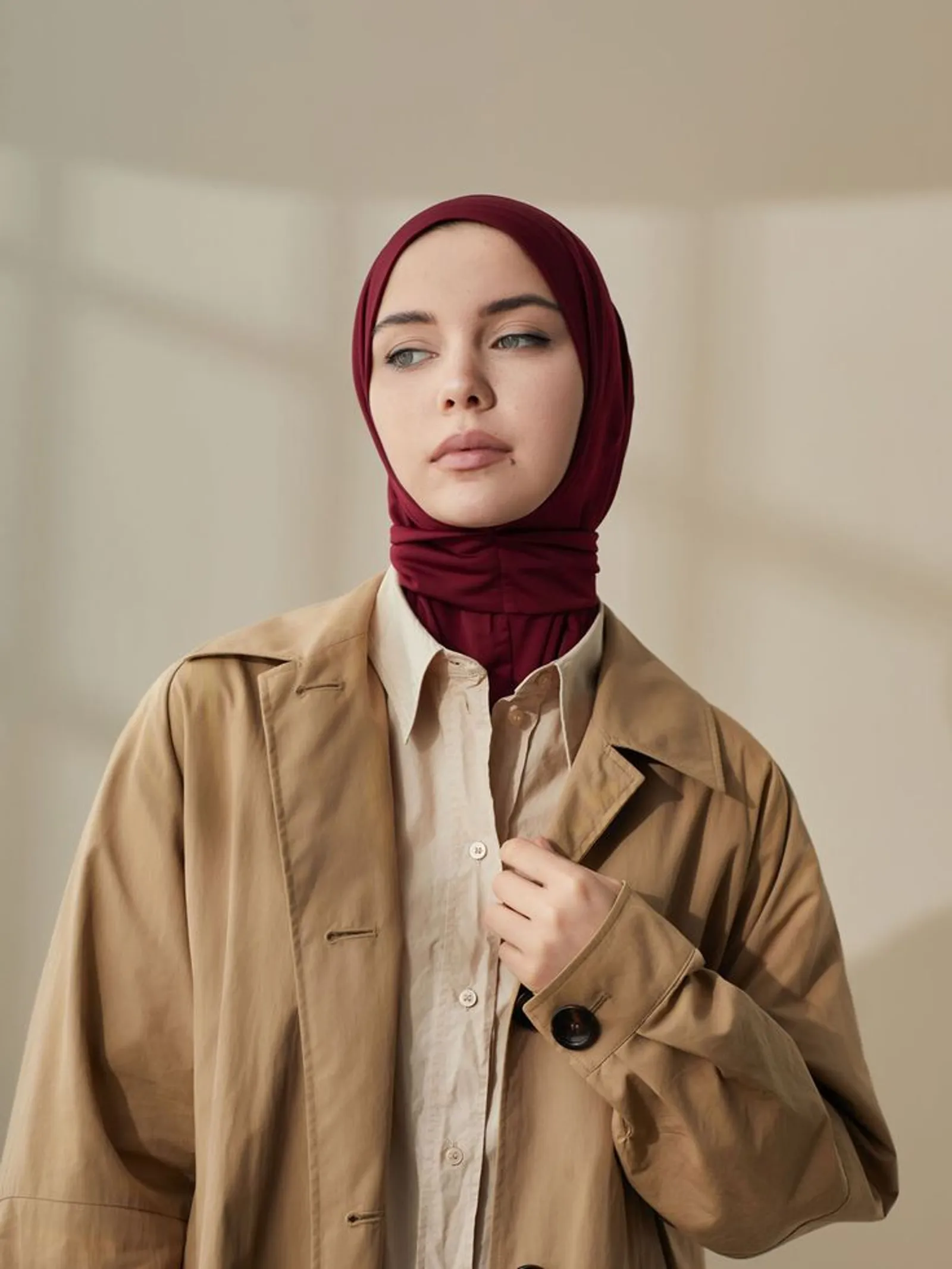 14 Warna Jilbab yang Cocok dengan Baju Cream Biar Nggak Pucat