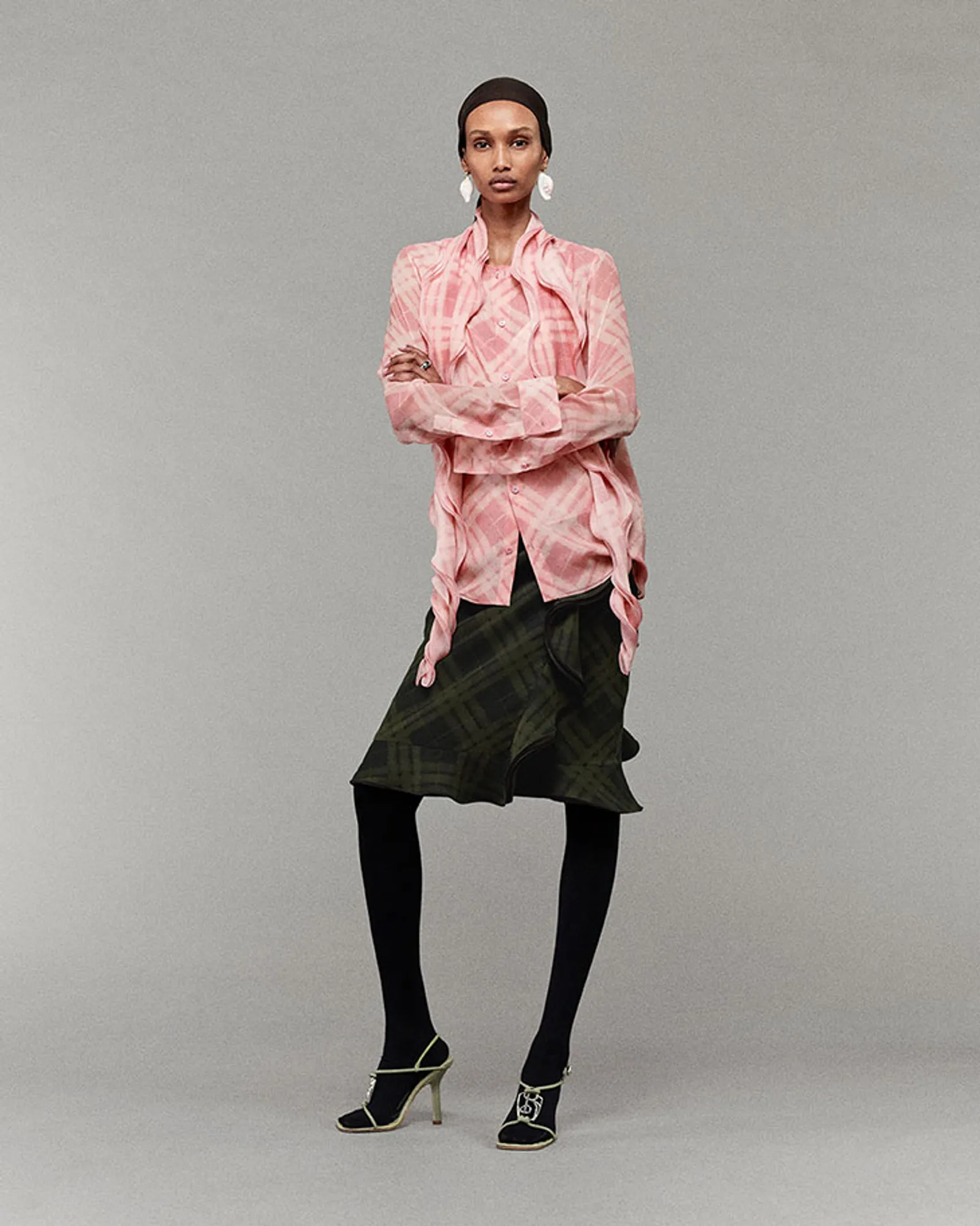 Burberry Bawa Nuansa Elegan dengan Siluet Klasik Koleksi Spring 2025