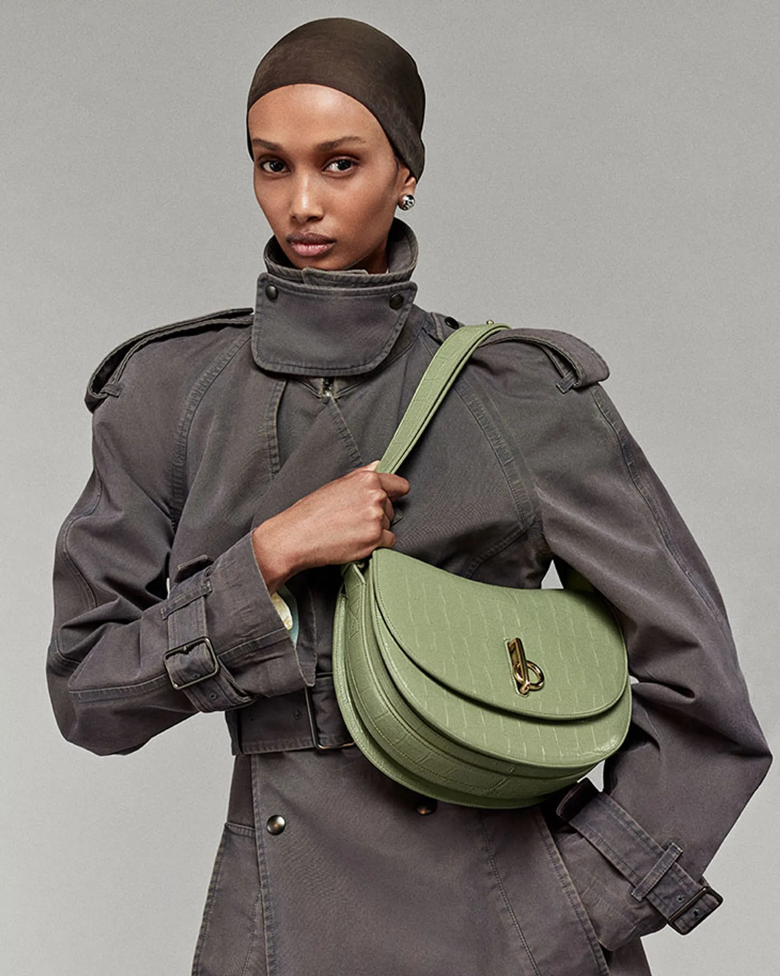 Burberry Bawa Nuansa Elegan dengan Siluet Klasik Koleksi Spring 2025