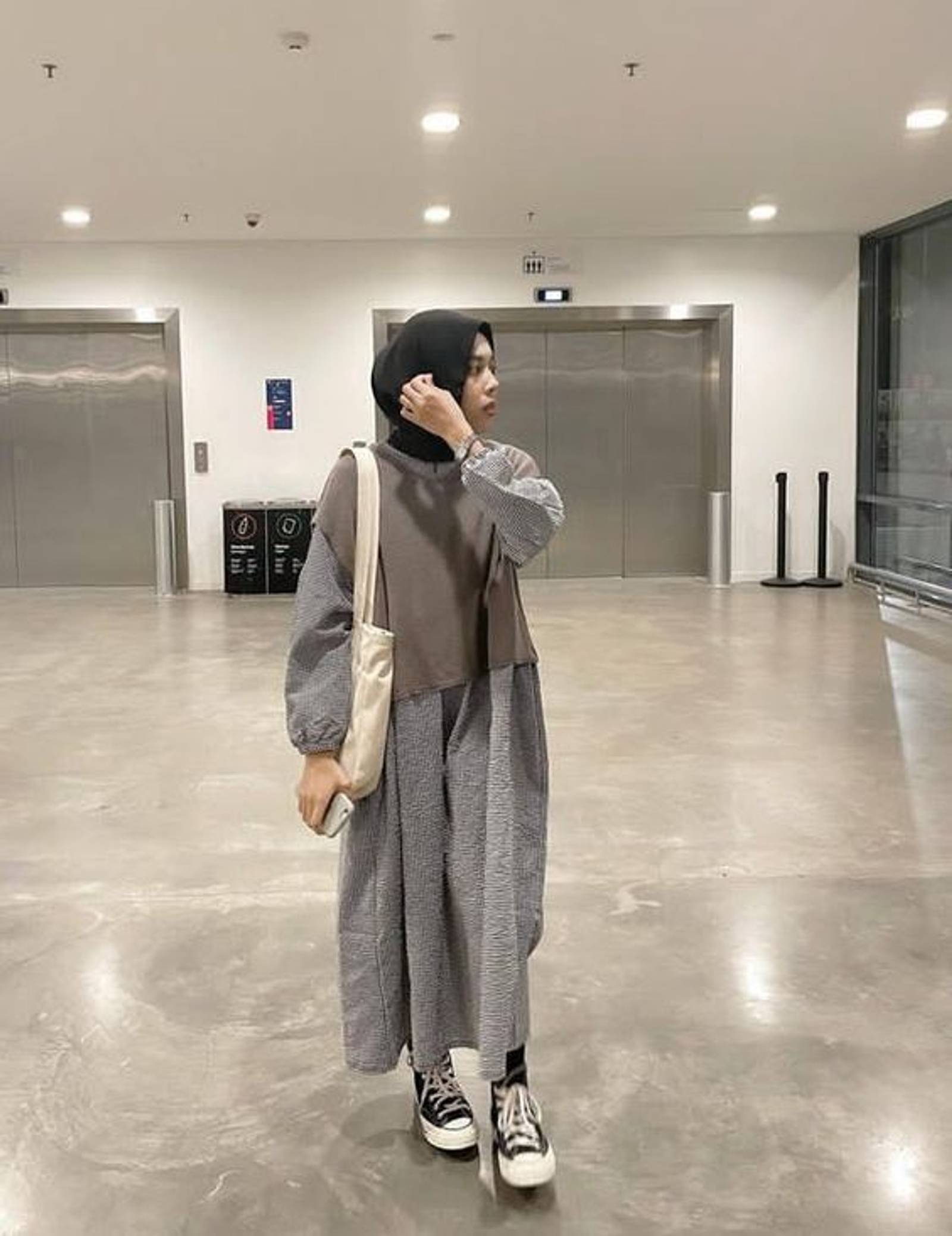 Dark Grey Cocok Dengan Warna Apa untuk Outfit yang Kece?