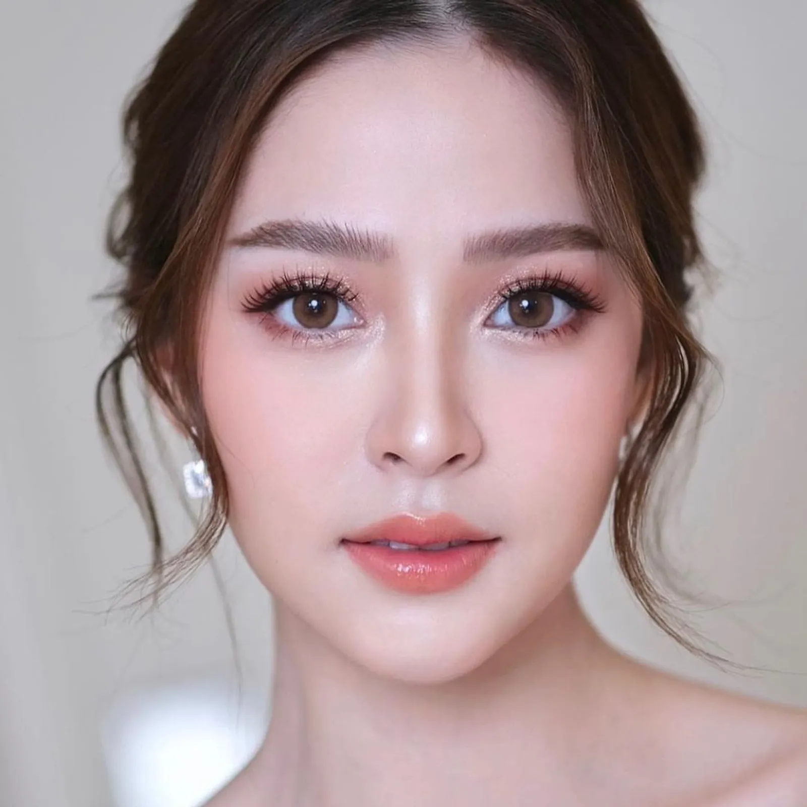 7 Warna Softlens yang Cocok untuk Kulit Sawo Matang, Eksotis!