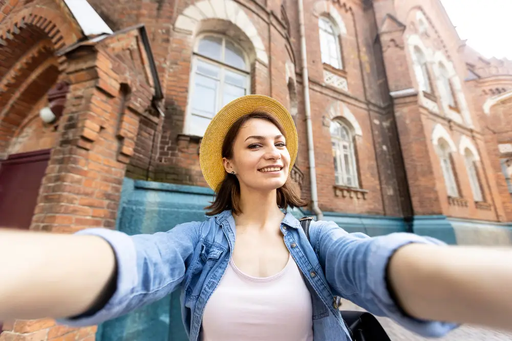 7 Tips Temukan Angle Paling Pas untuk Selfie