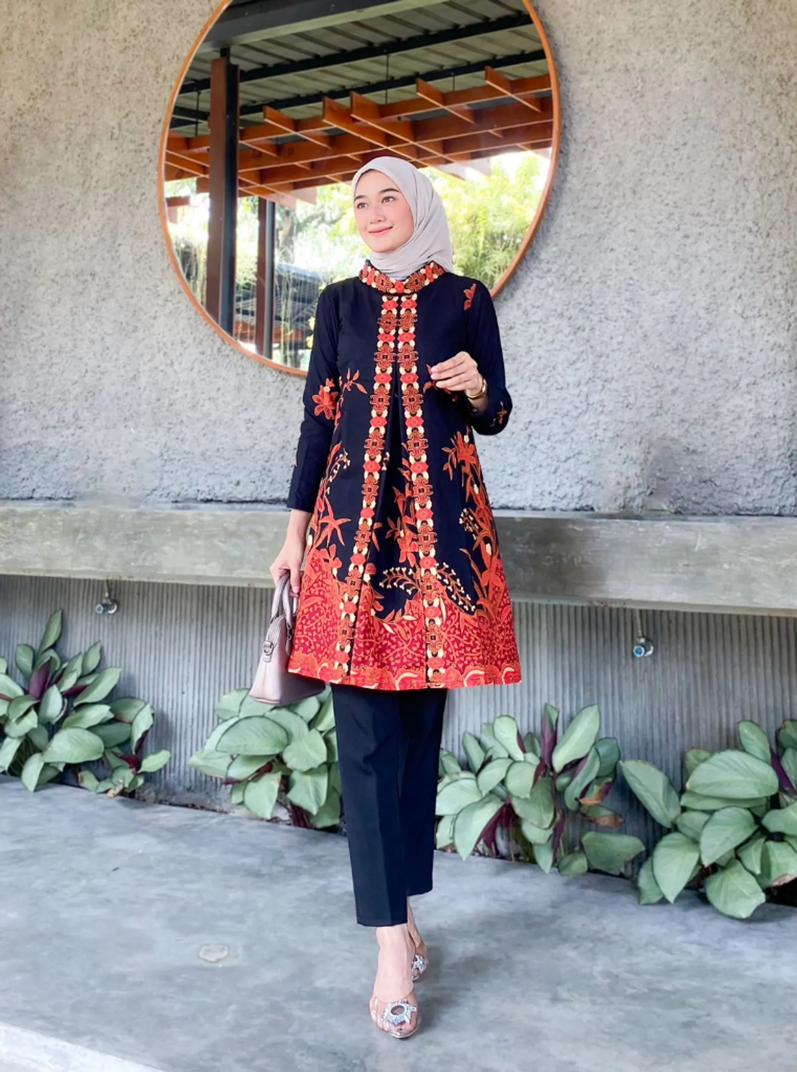 Rekomendasi Model Baju Batik Tunik Kantoran yang Modis