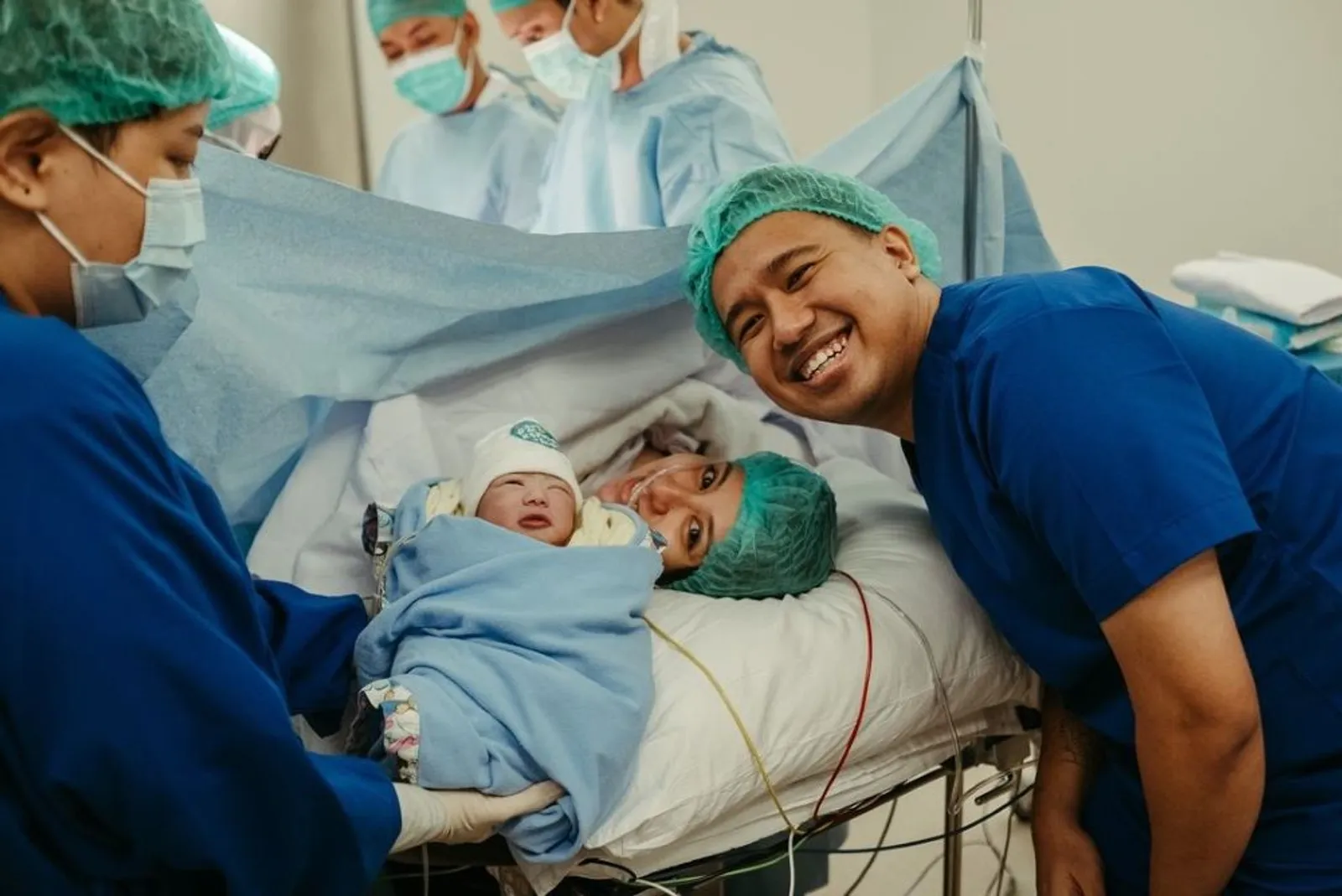 9 Momen Persalinan Anak Pertama Clairine Clay dan Joshua Suherman