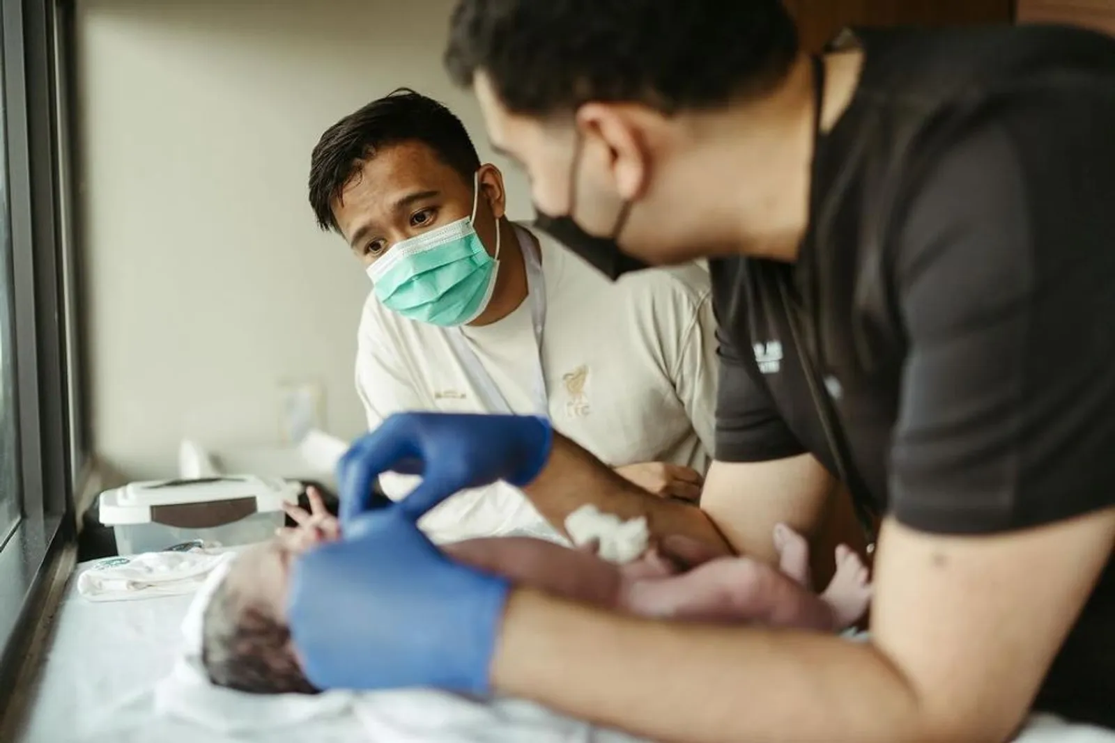 9 Momen Persalinan Anak Pertama Clairine Clay dan Joshua Suherman