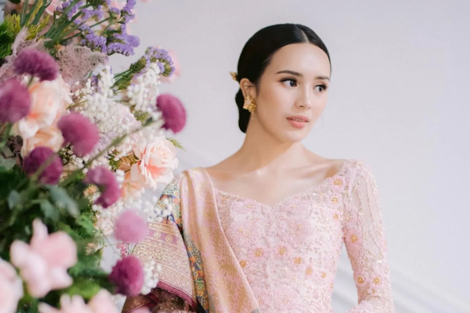 Inspirasi Kebaya Tunangan Tanpa Hijab yang Anggun dan Menawan