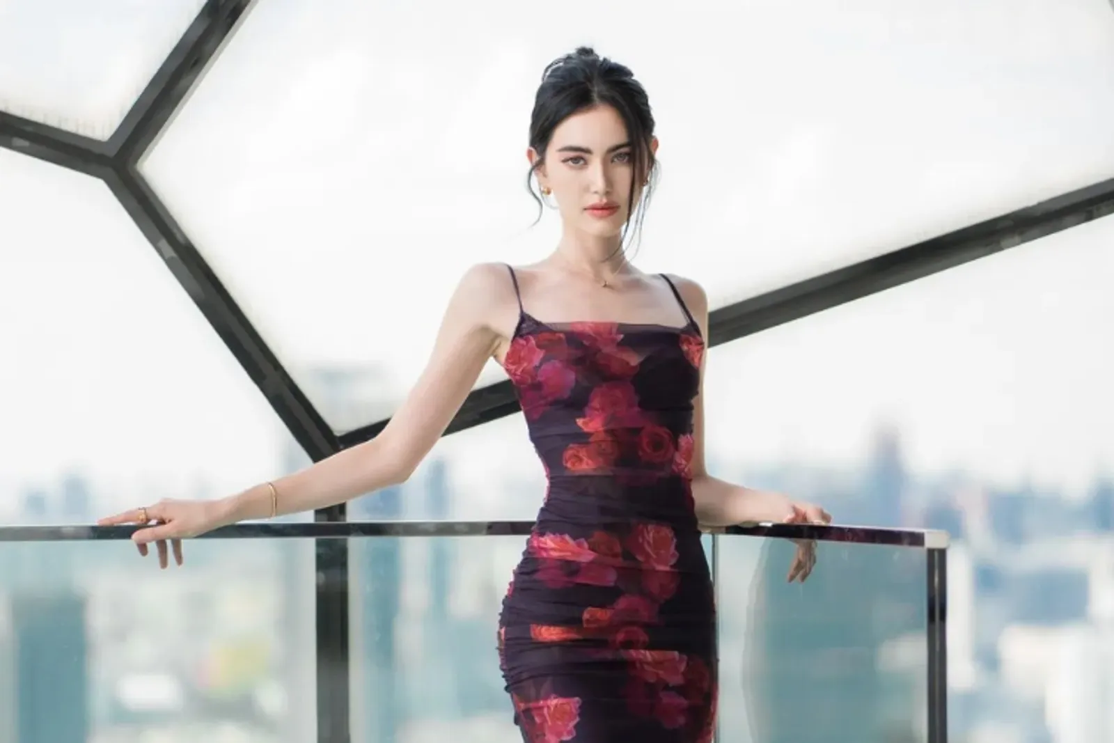 7 Gaya Asli Davika Hoorne, Pemeran Hantu Nak dalam Film ‘Pee Mak’