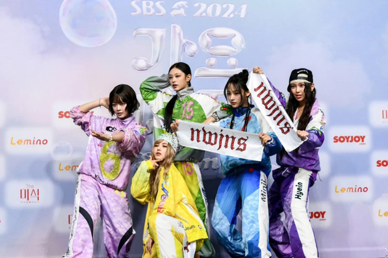 Gaya Modis Para K-Idol di Karpet merah SBS Gayo Daejeon Summer 2024