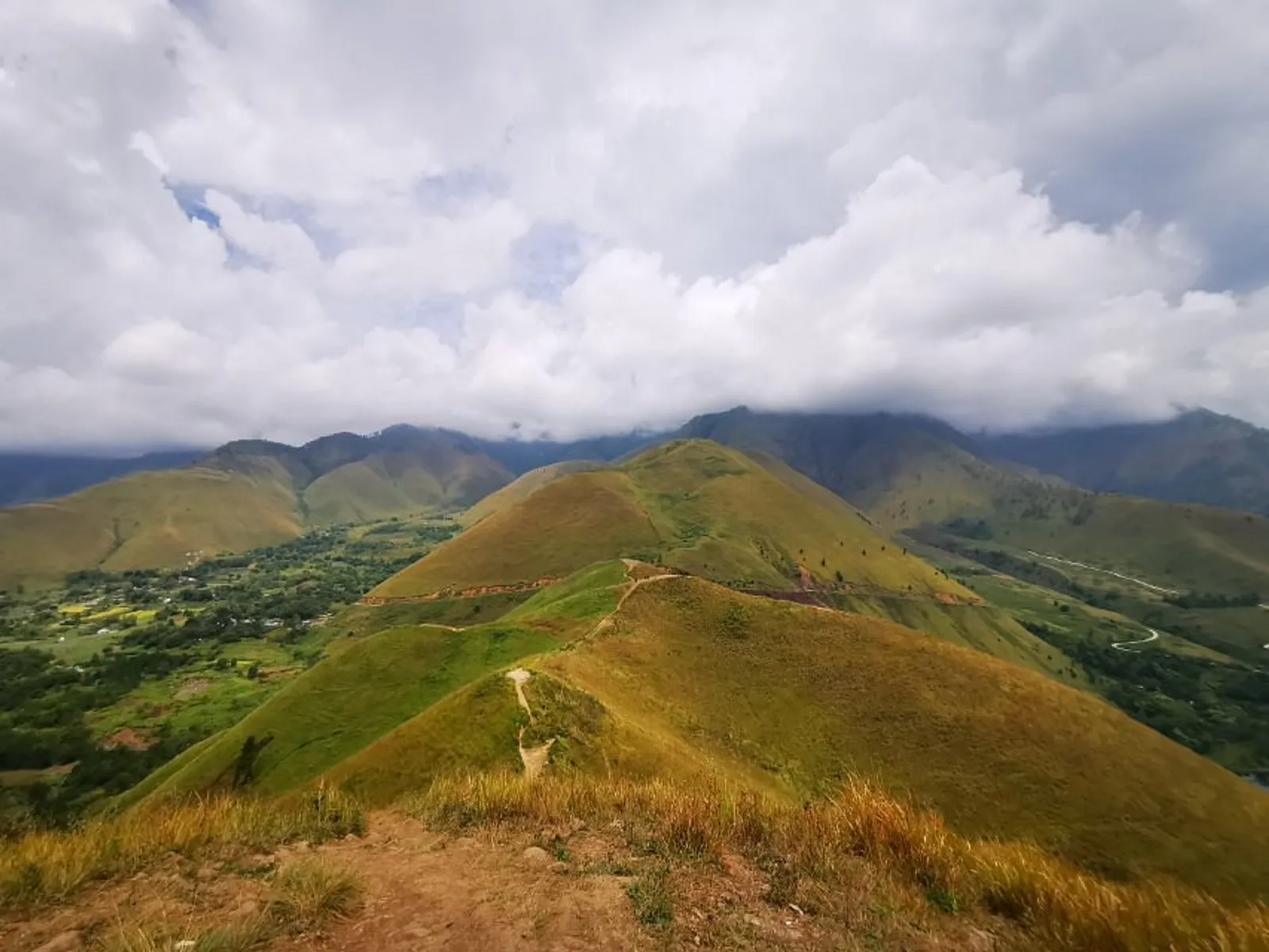 10 Rekomendasi Tempat Wisata di Samosir, Destinasi Alam yang Memesona