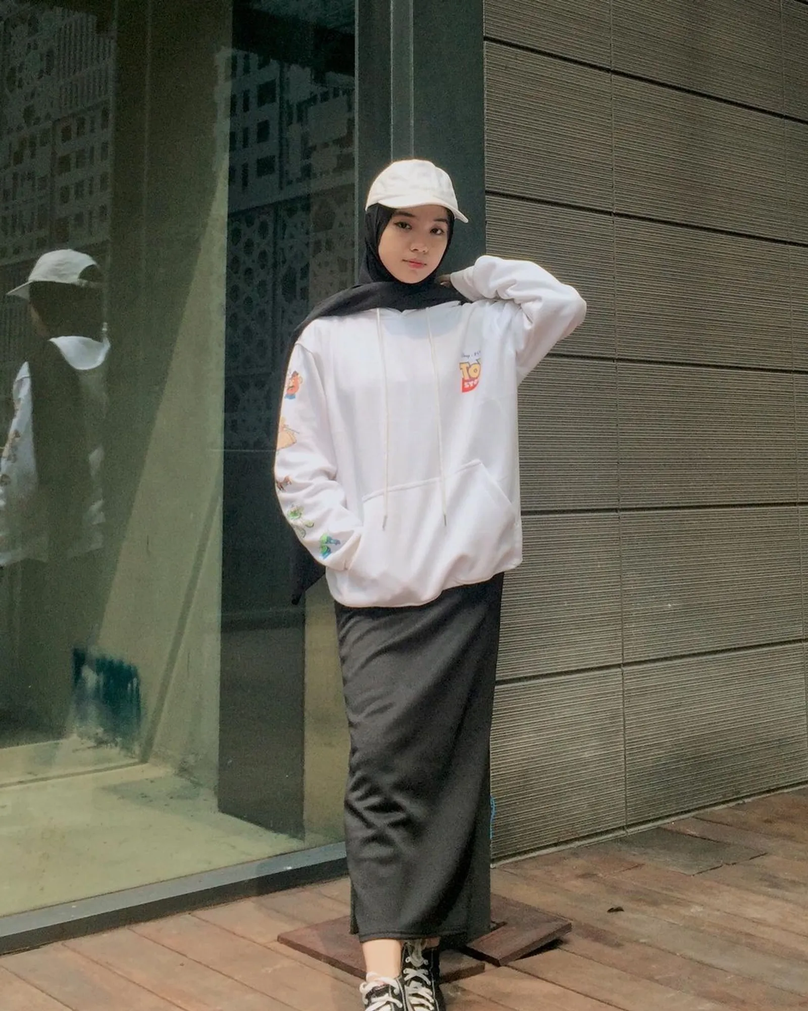 5 Tips Padu-padan Outfit Hoodie Putih Wanita, Bisa Tiru Gaya Lisa!