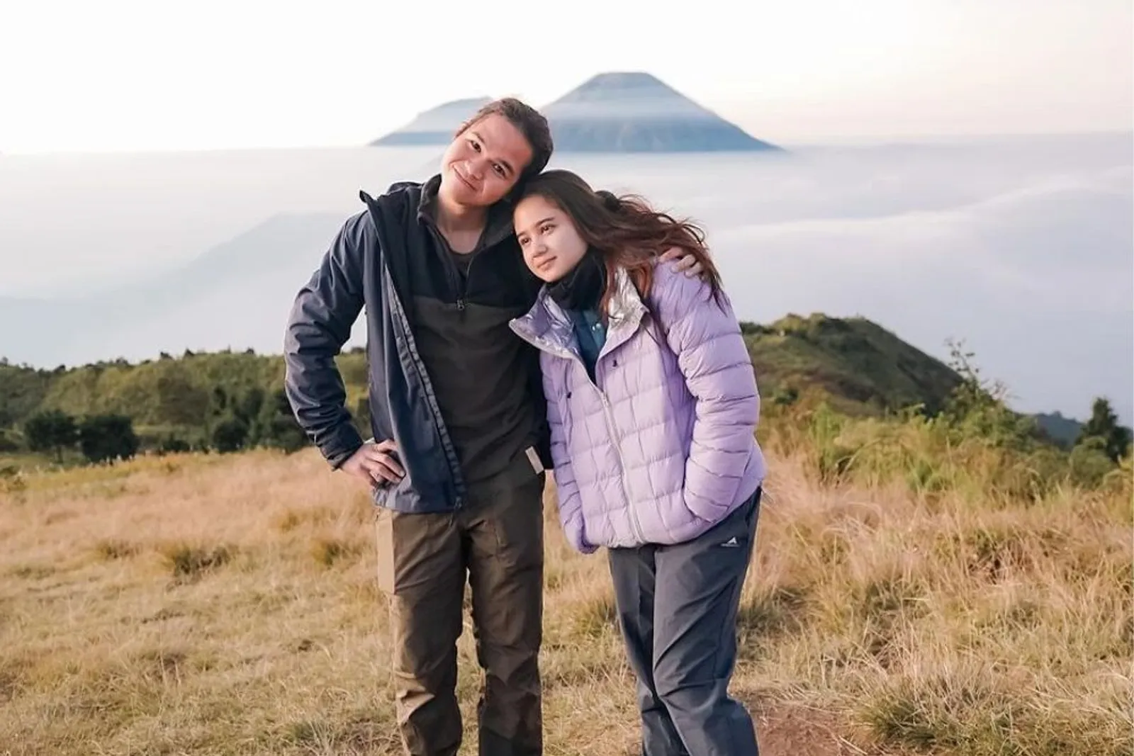 Ada Dul dan Tissa Biani, Momen 7 Seleb Mendaki Gunung Bareng Pasangan