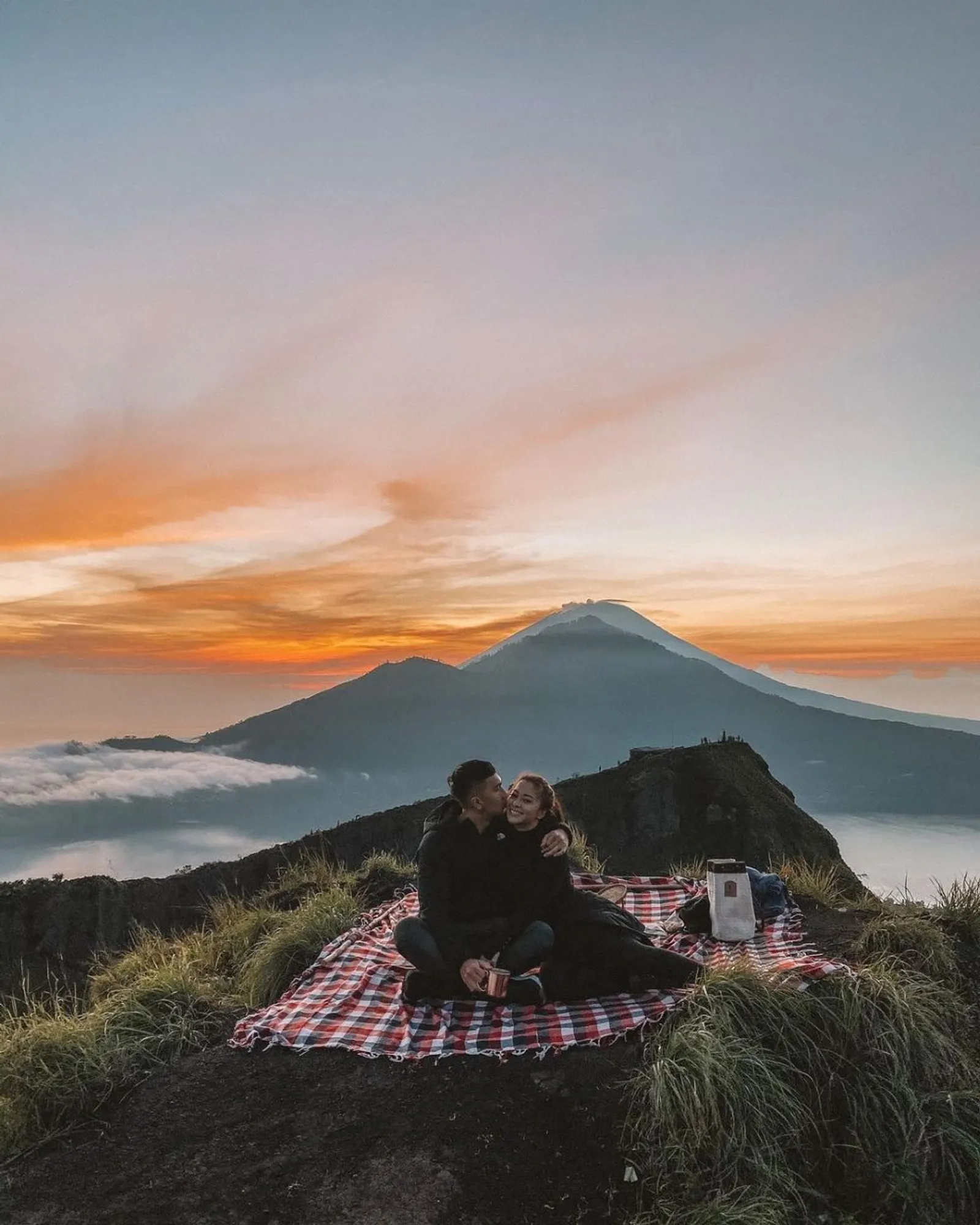 Ada Dul dan Tissa Biani, Momen 7 Seleb Mendaki Gunung Bareng Pasangan