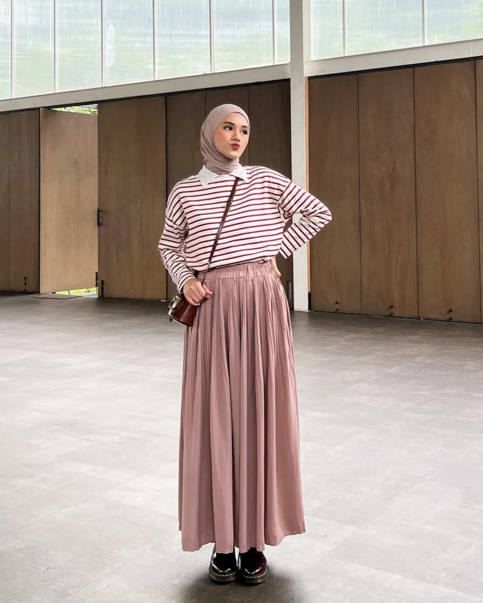 10 Inspirasi Outfit Kuliah Hijab Rok untuk Tampil Kece!