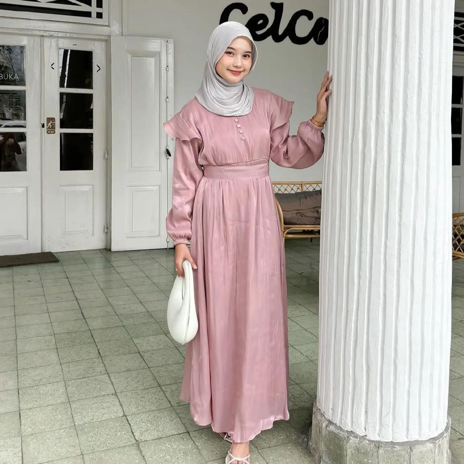 5 Baju untuk Lamaran Sederhana di Rumah