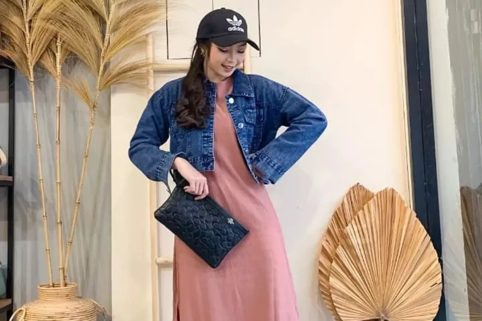 6 Gaya OOTD Jaket Jeans Hijab Rok yang Bisa Kamu Sontek