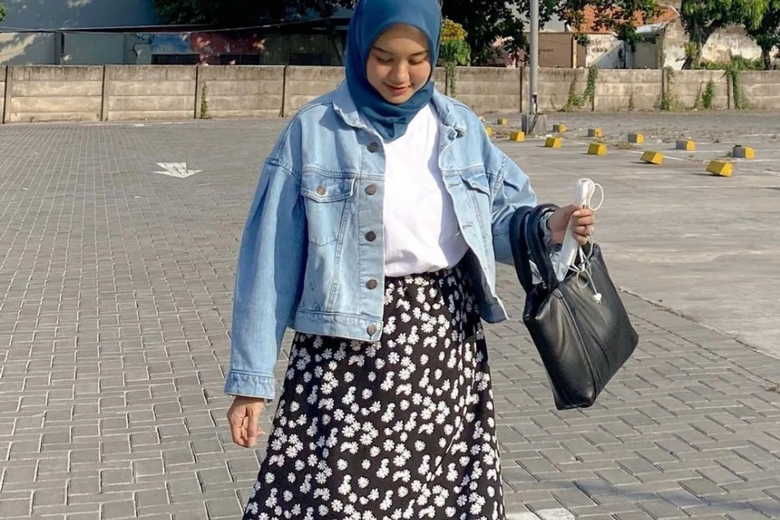 6 Gaya OOTD Jaket Jeans Hijab Rok yang Bisa Kamu Sontek