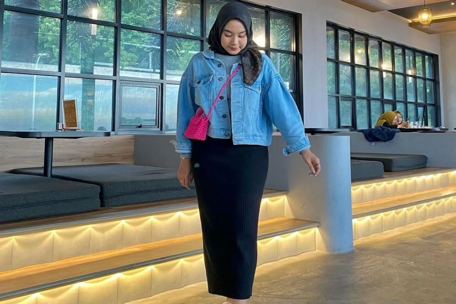 6 Gaya OOTD Jaket Jeans Hijab Rok yang Bisa Kamu Sontek