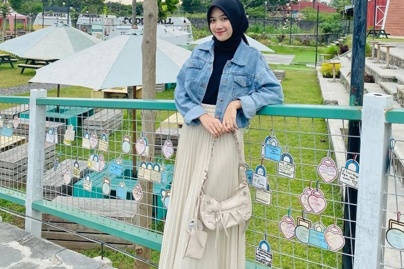 6 Gaya OOTD Jaket Jeans Hijab Rok yang Bisa Kamu Sontek