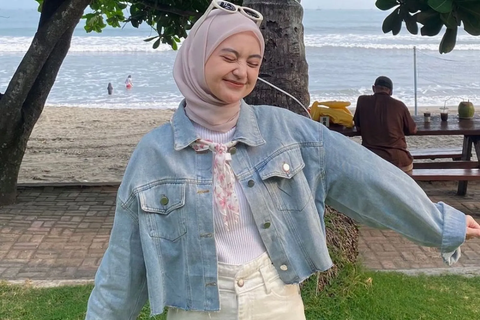 6 Gaya OOTD Jaket Jeans Hijab Rok yang Bisa Kamu Sontek