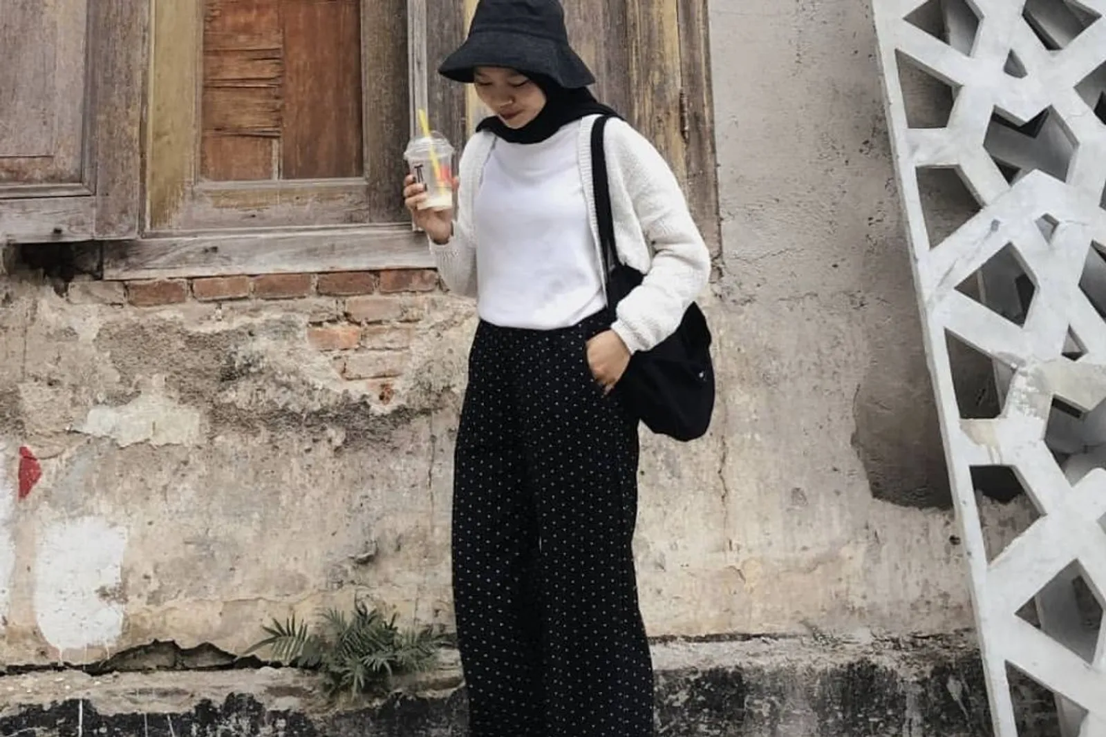 7 Ide OOTD Kulot Hitam Hijab Remaja untuk Tampilan yang Modis