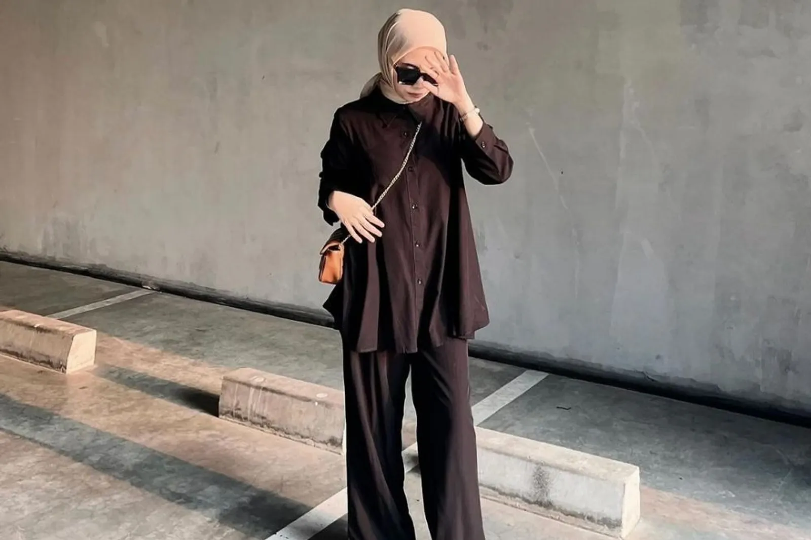 7 Ide OOTD Kulot Hitam Hijab Remaja untuk Tampilan yang Modis