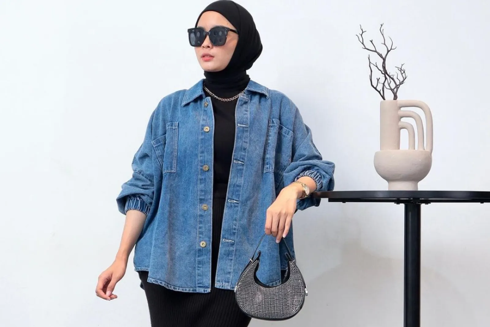 6 Gaya OOTD Jaket Jeans Hijab Rok yang Bisa Kamu Sontek