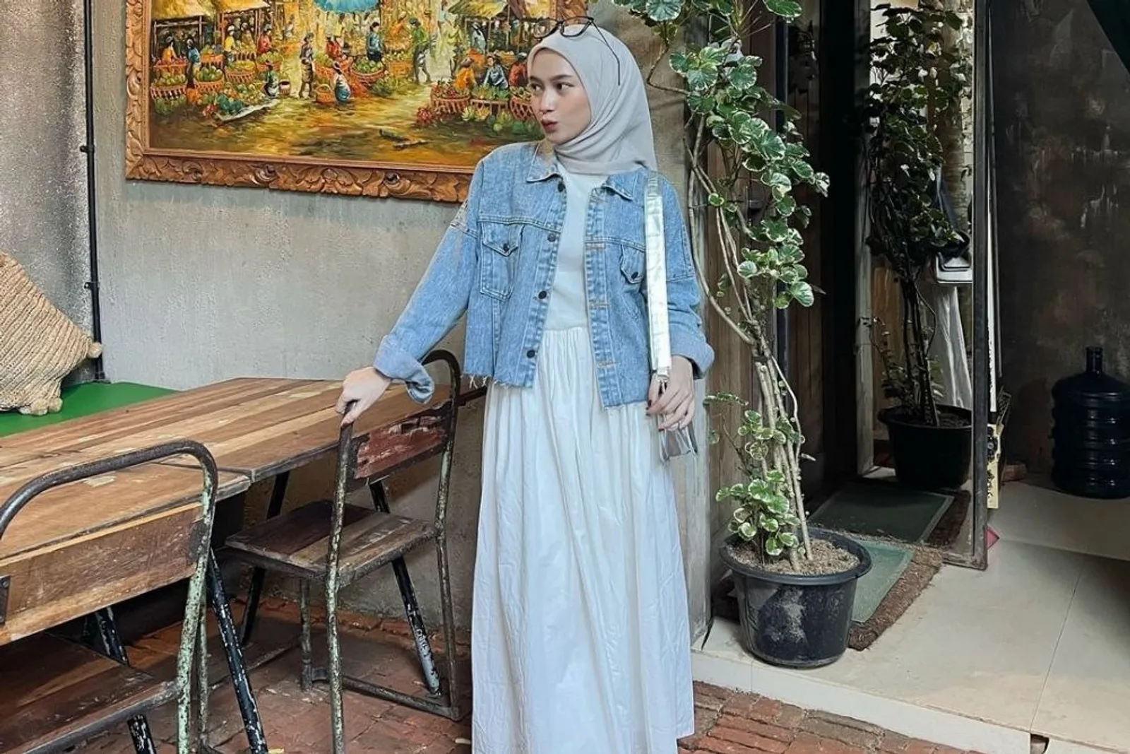 6 Gaya OOTD Jaket Jeans Hijab Rok yang Bisa Kamu Sontek