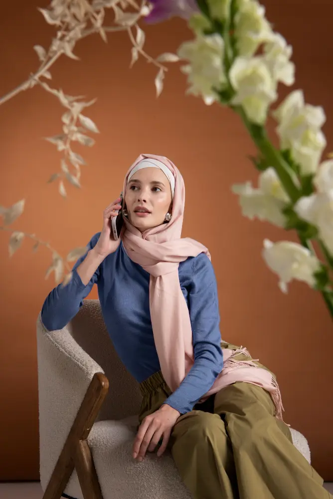 9 Warna Jilbab yang Cocok dengan Baju Biru Dongker