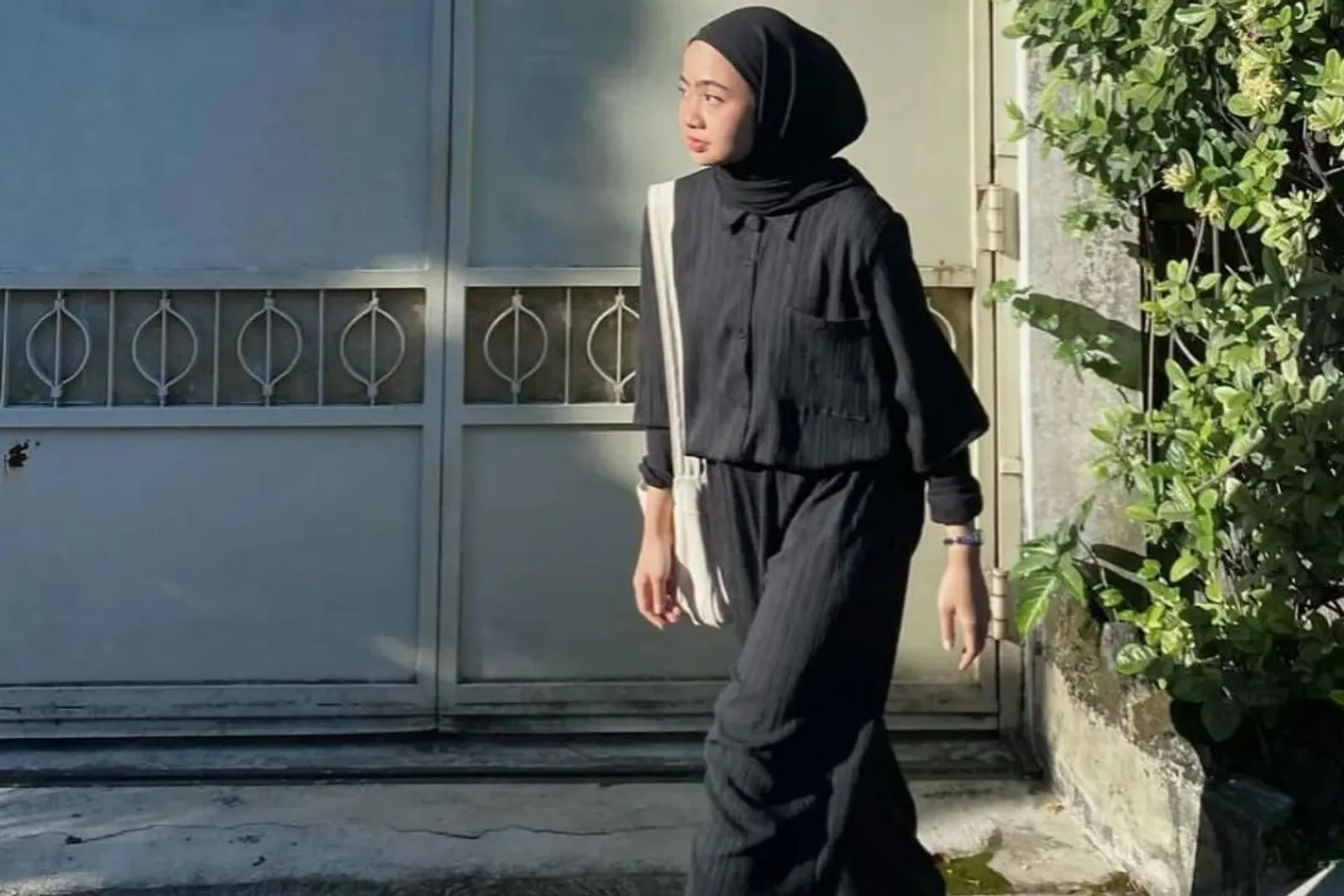 7 Ide OOTD Kulot Hitam Hijab Remaja untuk Tampilan yang Modis