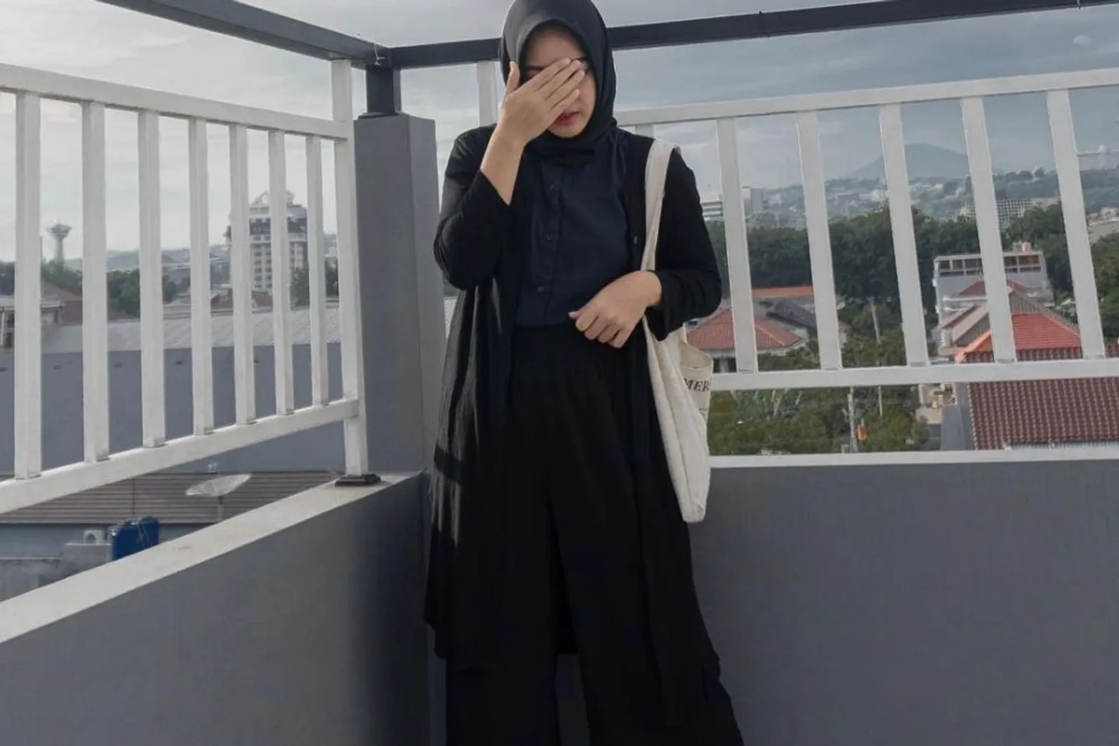 7 Ide OOTD Kulot Hitam Hijab Remaja untuk Tampilan yang Modis