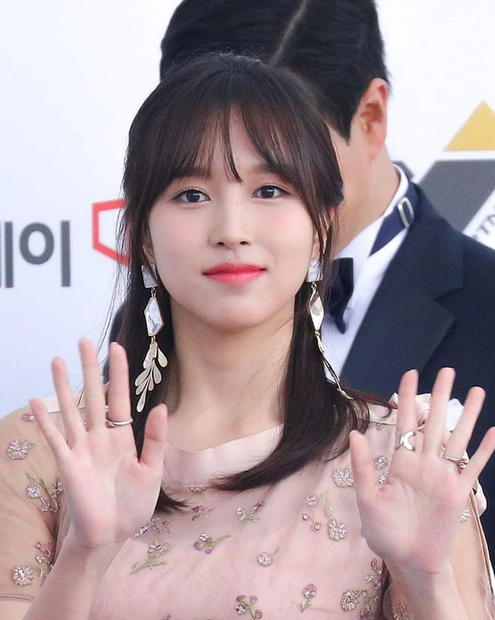 7 Gaya Korean Bangs yang Bikin Tampilanmu Makin Manis