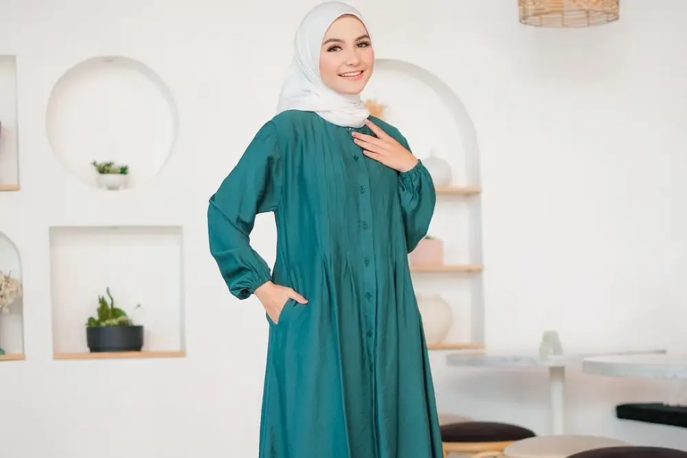 Baju Tosca Cocok dengan Jilbab Warna Apa? Ini 6 Pilihannya