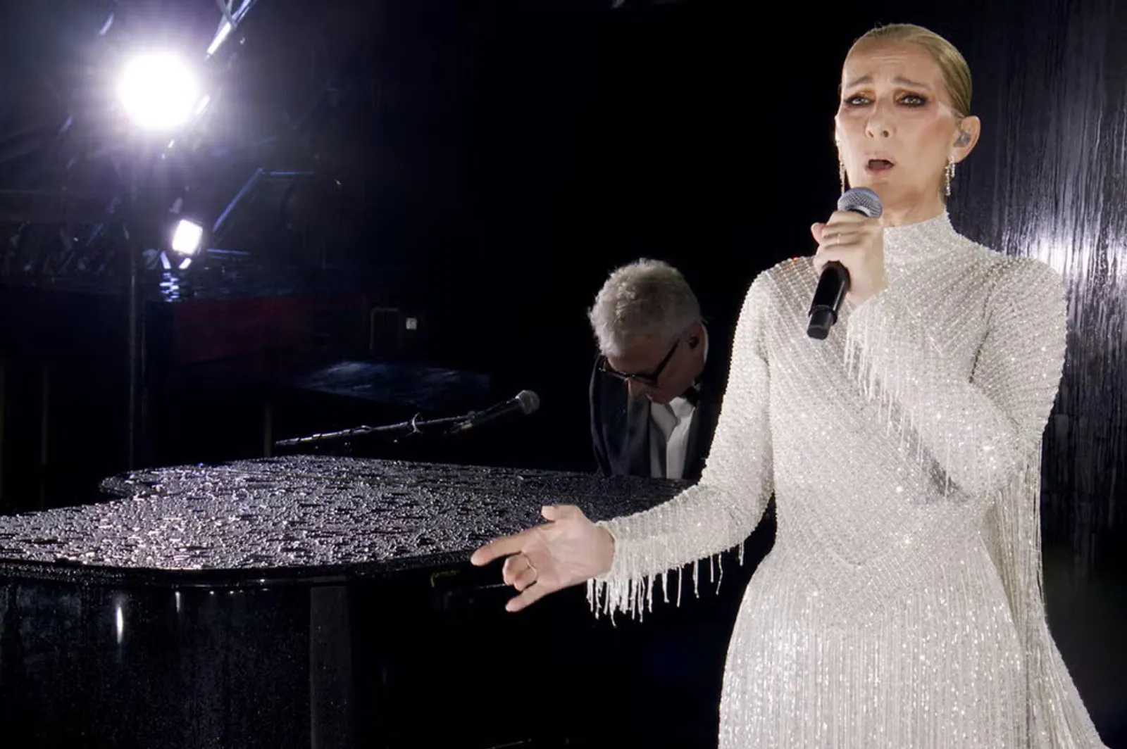 Detail Kostum Lady Gaga dan Celine Dion saat Membuka Olimpiade 2024