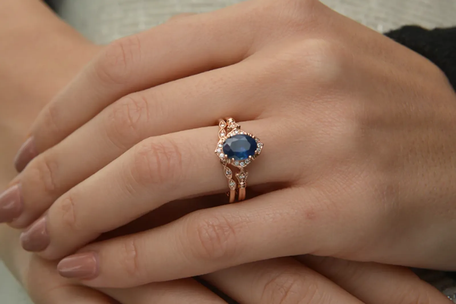 Model Cincin Batu Safir Wanita yang Tak Lekang oleh Waktu