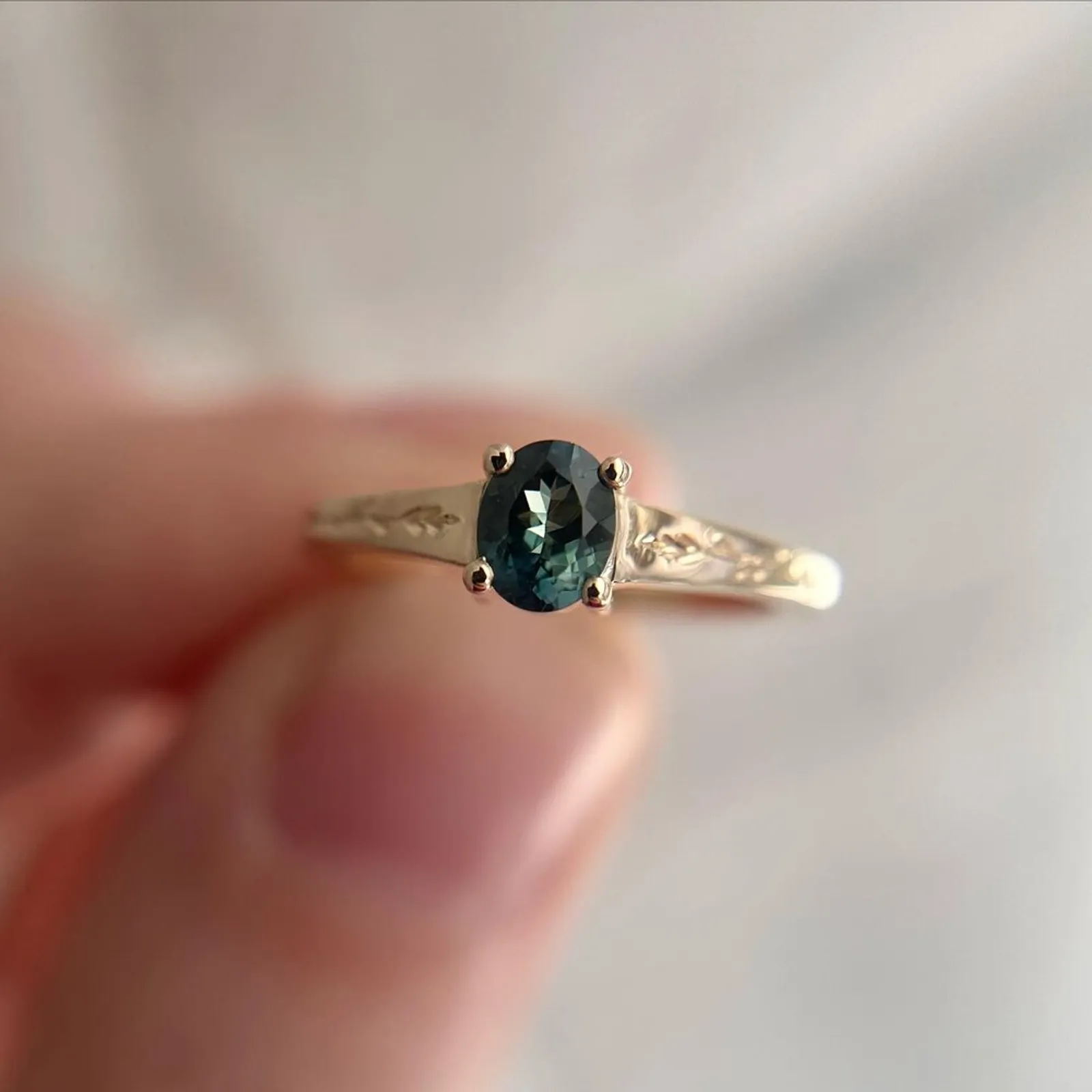 Model Cincin Batu Safir Wanita yang Tak Lekang oleh Waktu