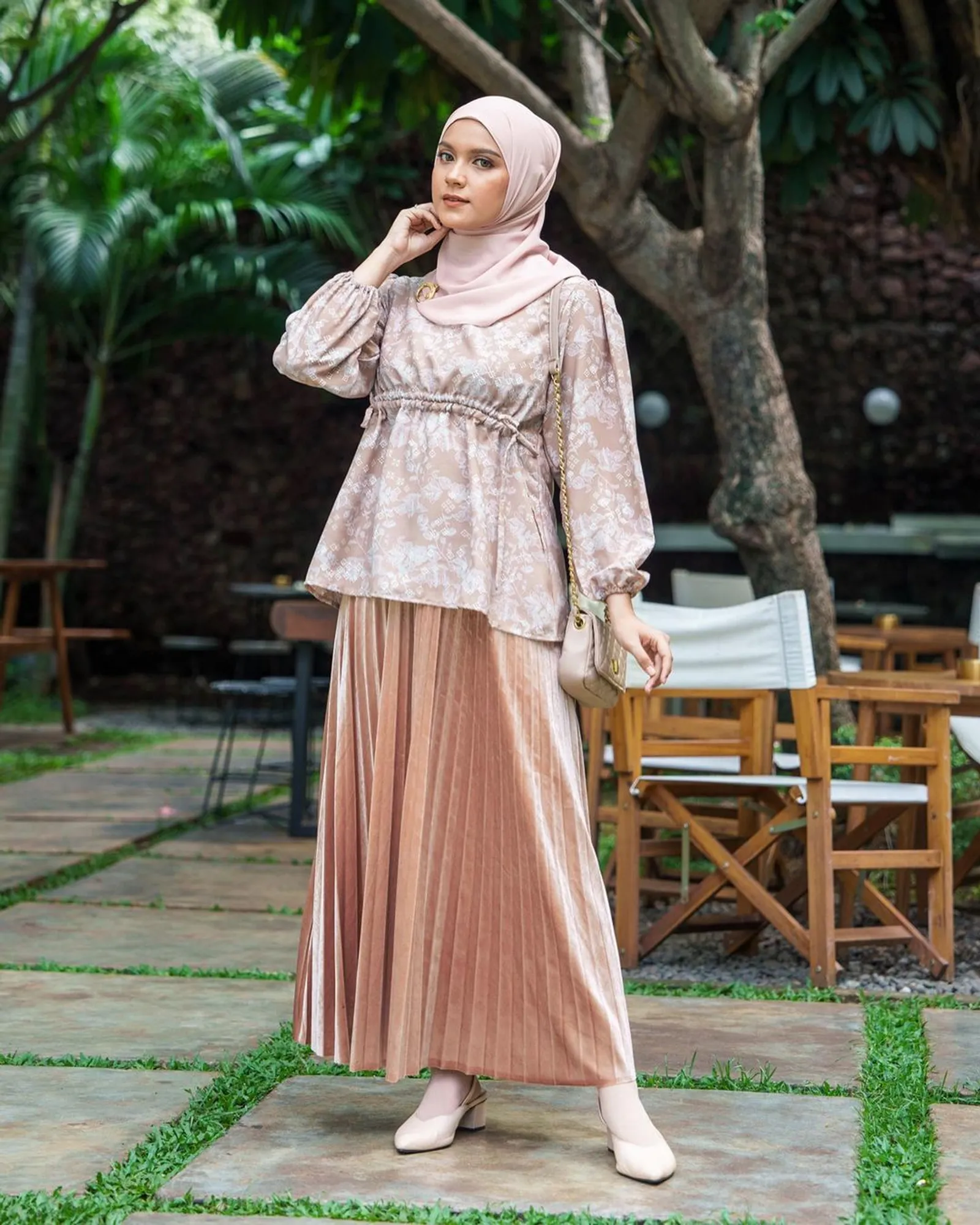 6 Ide OOTD Rok Plisket untuk Kondangan, Anggun dan Elegan!