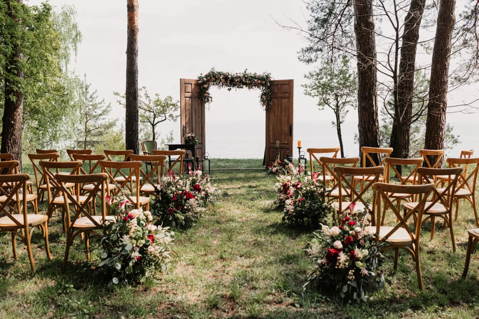 14 Dekorasi Wedding Outdoor Vintage, Antik nan Estetik!