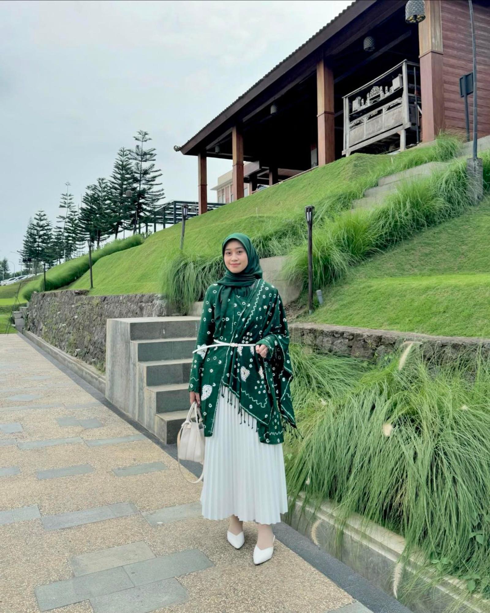 6 Ide OOTD Rok Plisket untuk Kondangan, Anggun dan Elegan!
