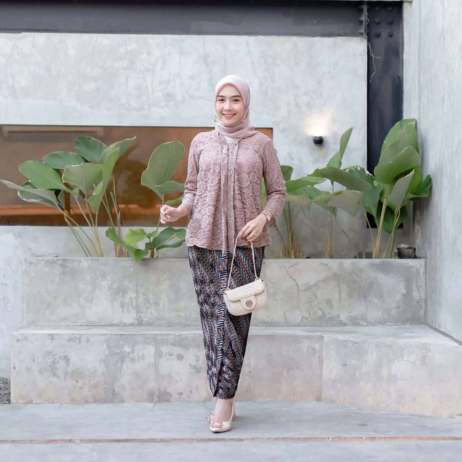 6 Ide OOTD Rok Plisket untuk Kondangan, Anggun dan Elegan!