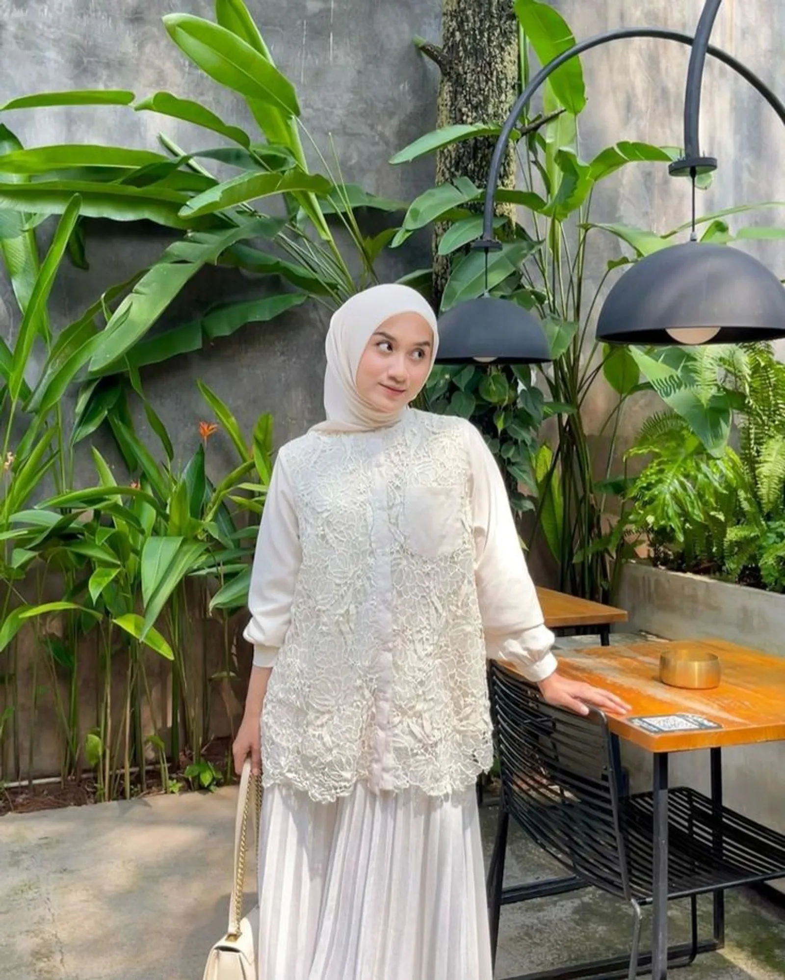 6 Ide OOTD Rok Plisket untuk Kondangan, Anggun dan Elegan!