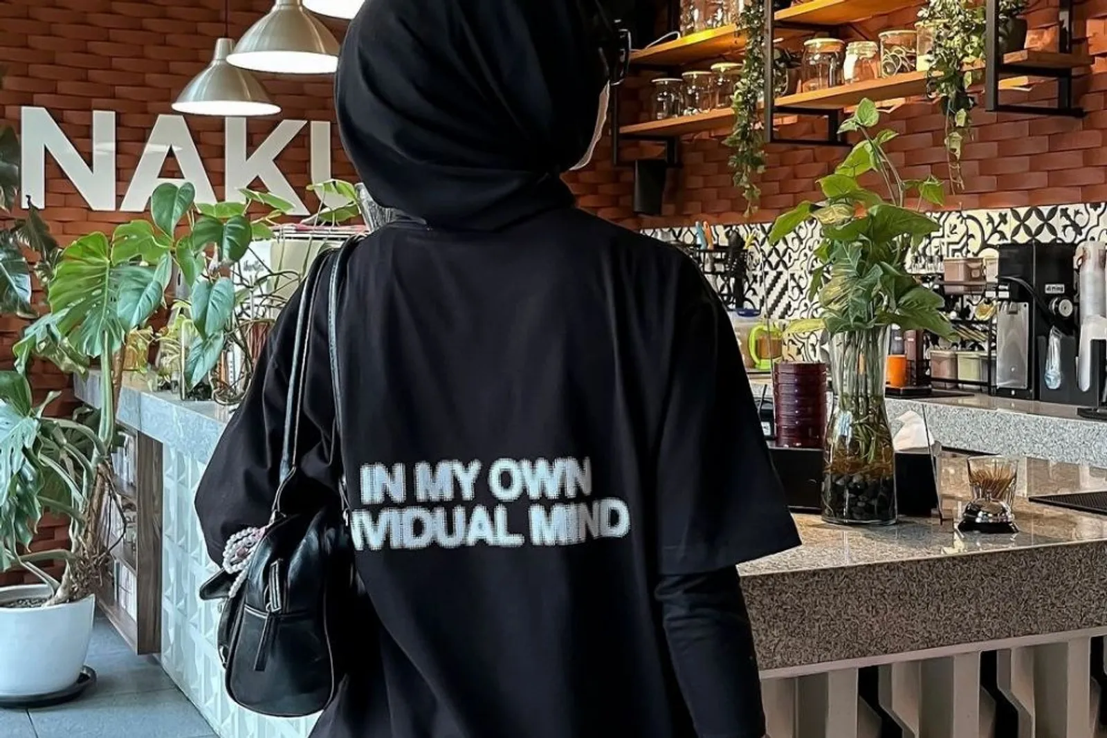 7 OOTD Hijab Kaus Lengan Pendek Hitam untuk Tampil a La Cewek Mamba